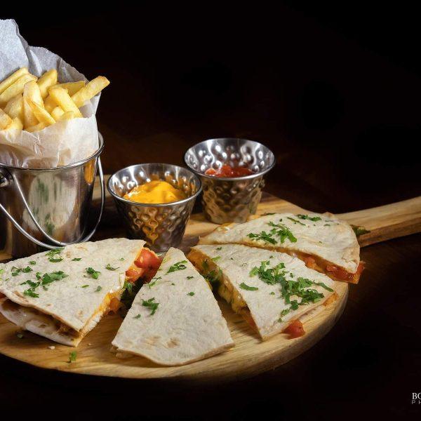 Aripioare de pui (10 buc.) + sos + ceva fermecator si ceva magificator